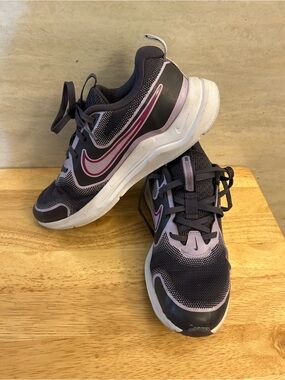 Nike Cosmic Runner Dark
Raisin/Hydrangeas/White/Hot Fuchsia colorway.